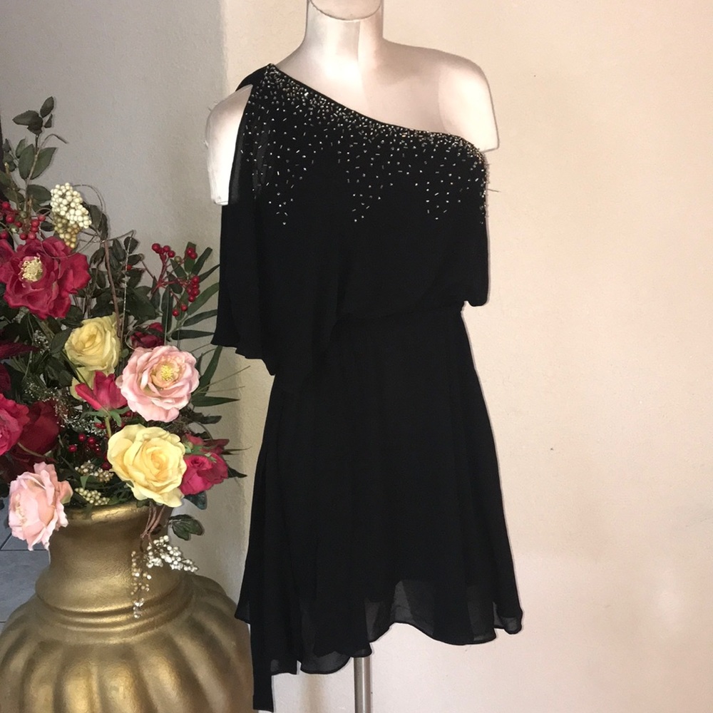 Double Zero Beautiful one shoulder dress